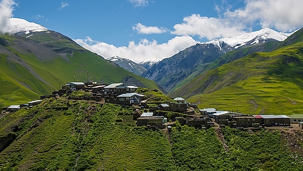 Azerbaijan's hikes, through rocky mountains and romantic villages